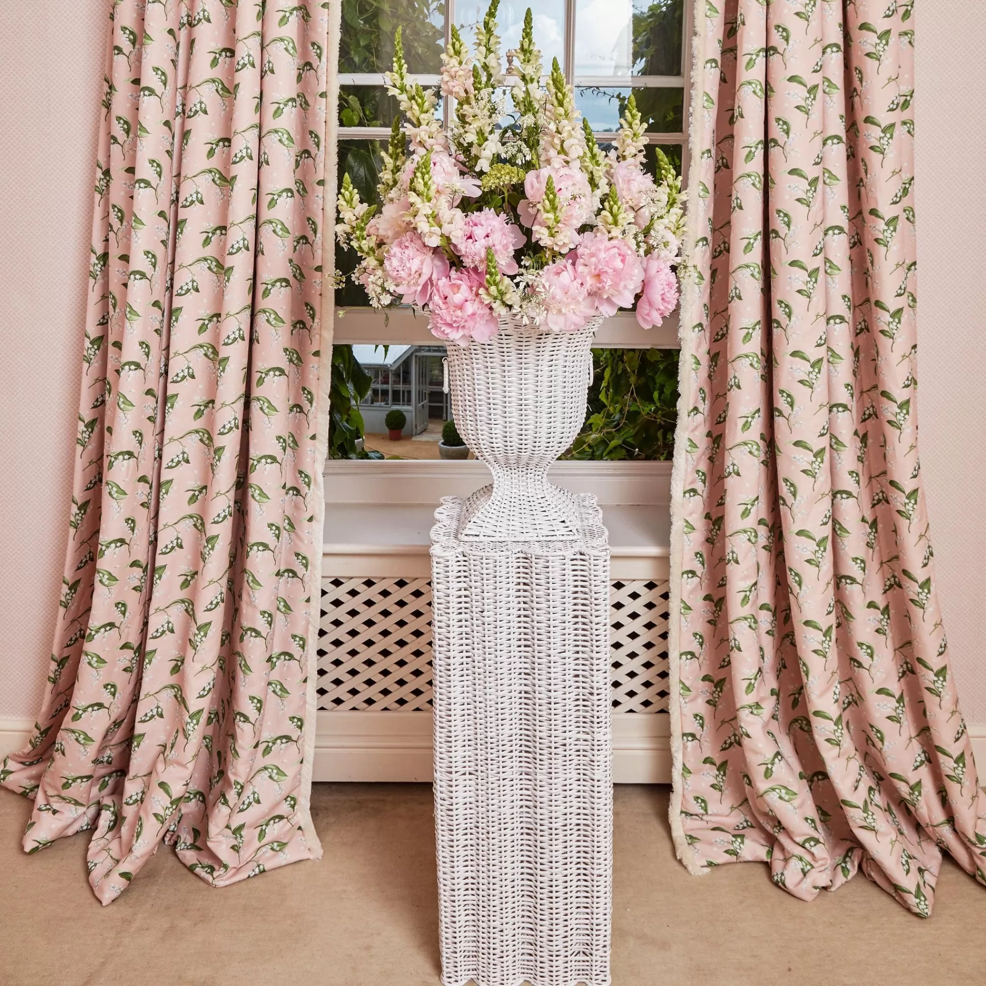 Online White Liliana Scalloped Rattan Pedestal And Urn Vases